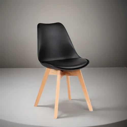 https://cdn.shopify.com/s/files/1/0661/2729/8714/files/silla-eames-con-asiento-acolchado-comedor-color-negro2.webp?v=1753666748